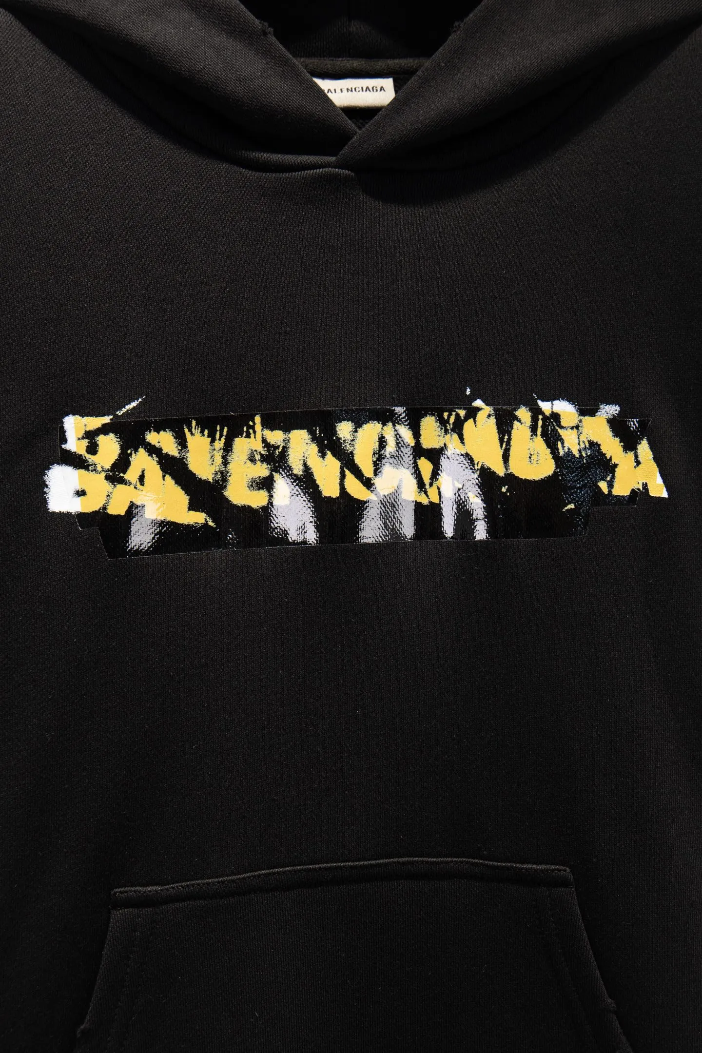 Style number: 5321#p154 🆕 BALENCIAGA 26SS Balenciaga printed distressed hooded sweatshirt. The os version is really charming. Balenciaga is also really unique. Each new season has the best version. It is very practical and can be worn casually. Nice✔️ - ⚠️100% cotton. Made of 460g pure cotton reactive black fabric. Made of imported knitting needle carded cotton, the thickness is moderate, drapey and contoured, making the upper body comfortable! ! It is very tolerant to fat body types and can instantly lose five pounds after wearing it! The back panel and front panel are made of direct-injection digital printing environmentally friendly glue material, using a mechanized printing process. Mechanical printing has high precision, the positioning accuracy can reach ±0.02mm, and the quality stability is strong. The body is treated with distressed elements, which greatly increases the interest of the clothing; it has a unique visual effect. The fabric is made of custom-woven and dyed reactive black. The dye is skin-friendly, soft and comfortable. It is different from the environmentally friendly black on the market. It is high-cost and does not increase the price. In the past two years, the oversize version has become the focus of the trend and has been a popular staple in the past two years. The change of designers has made this brand an instant hit. The progressive fashion of the times also needs the blood impact of fresh elements and trendy designs in order to continue its glory! It’s stylish both inside and outside, a must-have for high street travel! An absolute "eye-catching style" that can match couples 💏 Color: Reactive Black Size: XS S M L
